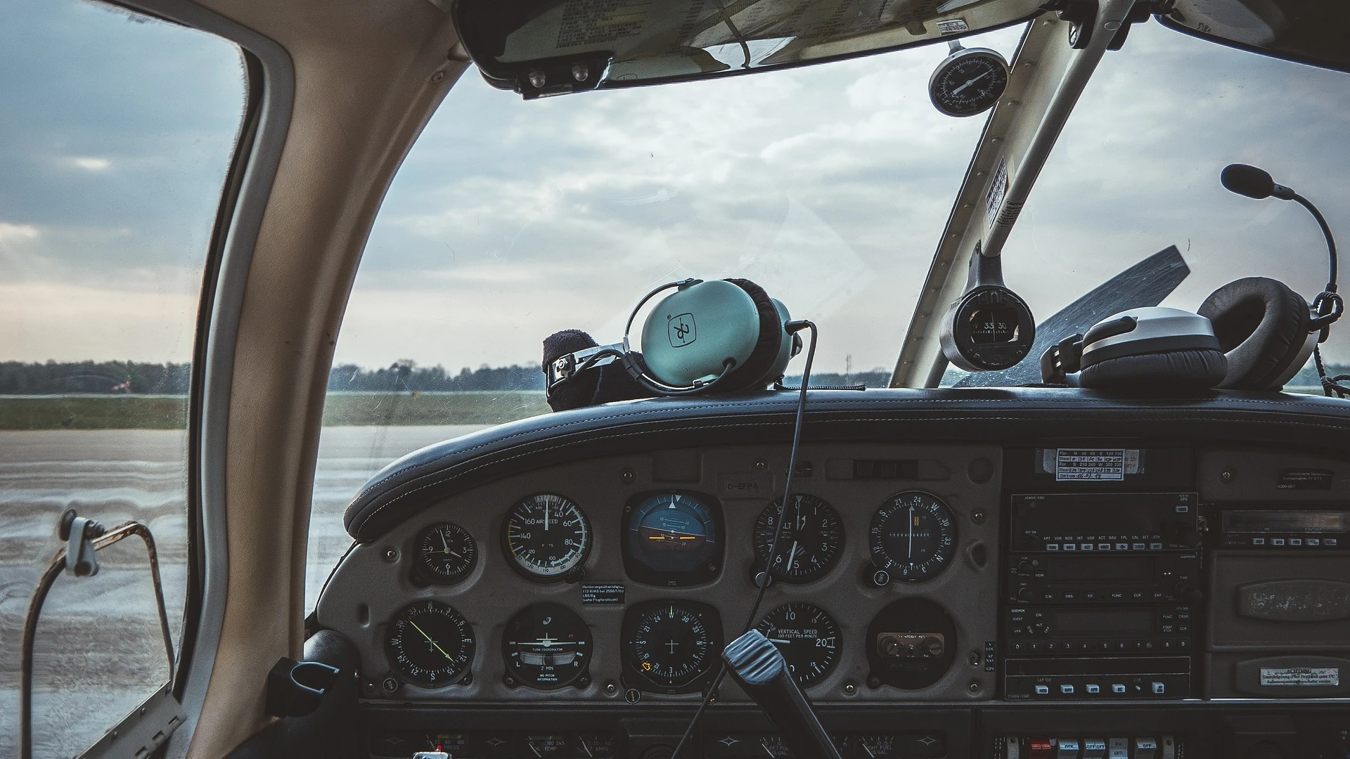 Image of an aircraft cockpit